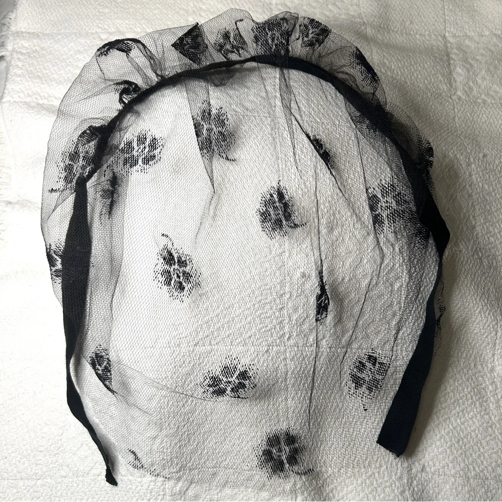 Vintage Spanish Black Lace Chapel Veil / Mantilla Head Covering - Picture 10 of 15